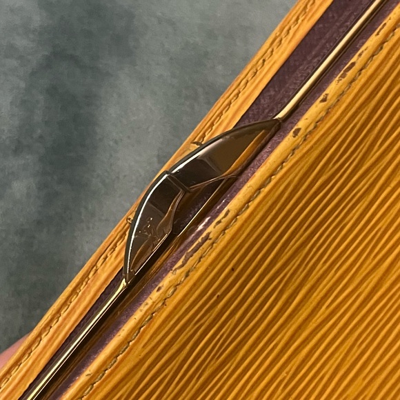 Lv epi wallet w/ snap coin - Picture 8 of 12